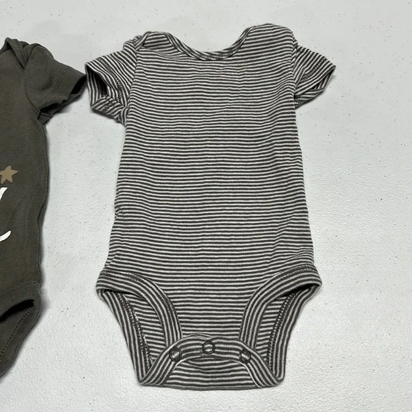😍 3 for $15 😍 2x Boys Carter’s Short-Sleeve Onesies sz NB - Gray & White - Picture 3 of 5